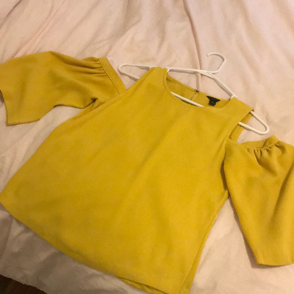 Cold shoulder Ann Taylor Blouse!